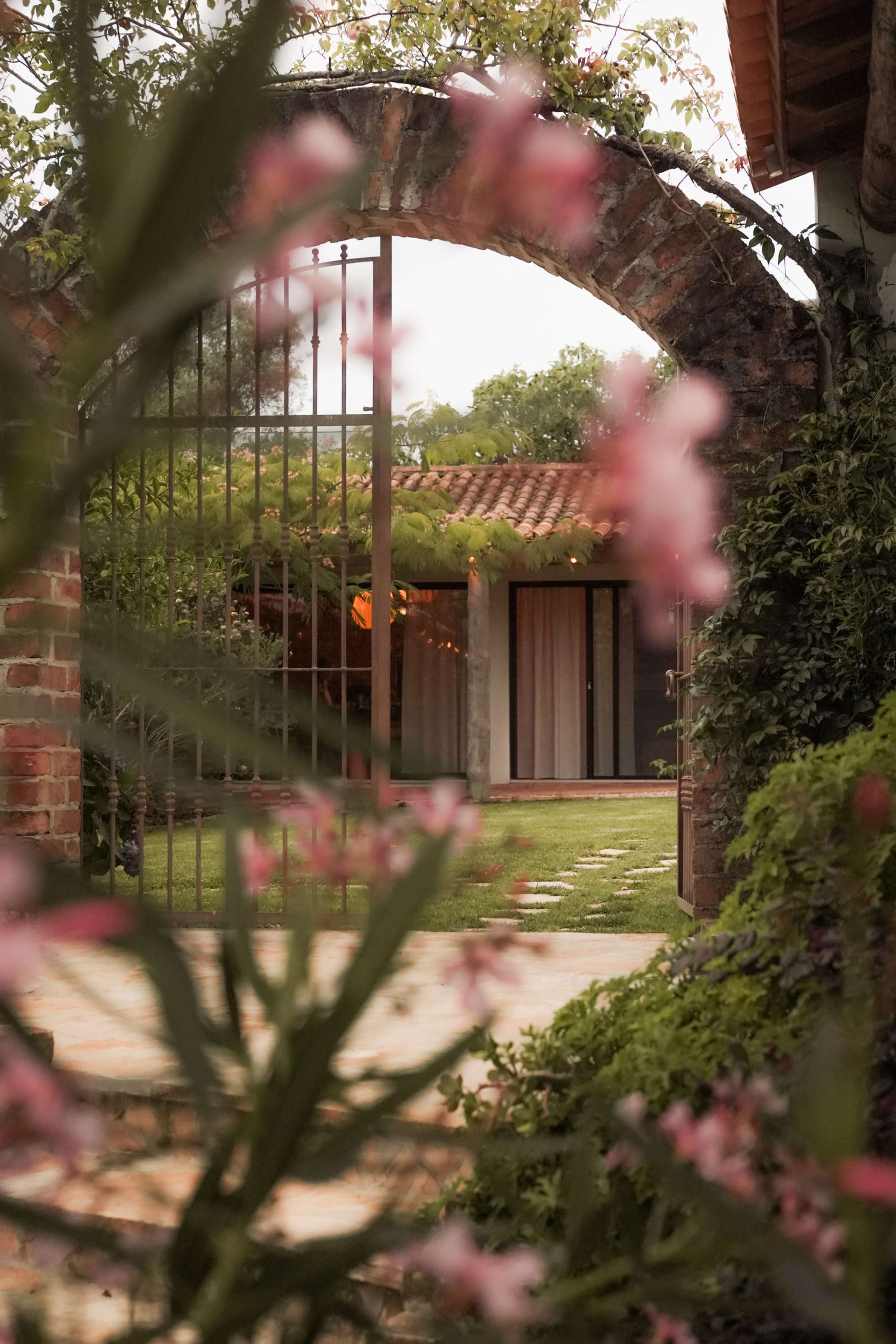 The courtyard at Quinta Filippa seen through blossom